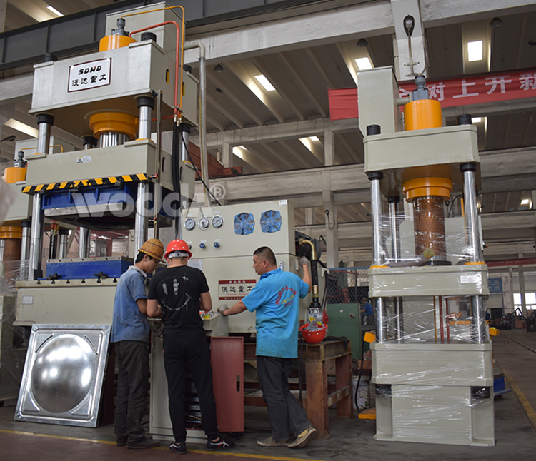 不鏽(xiù)鋼水箱四柱拉伸(shēn)液壓機