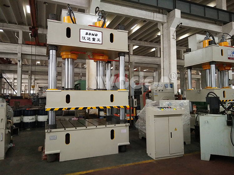 三梁(liang)四柱液壓機