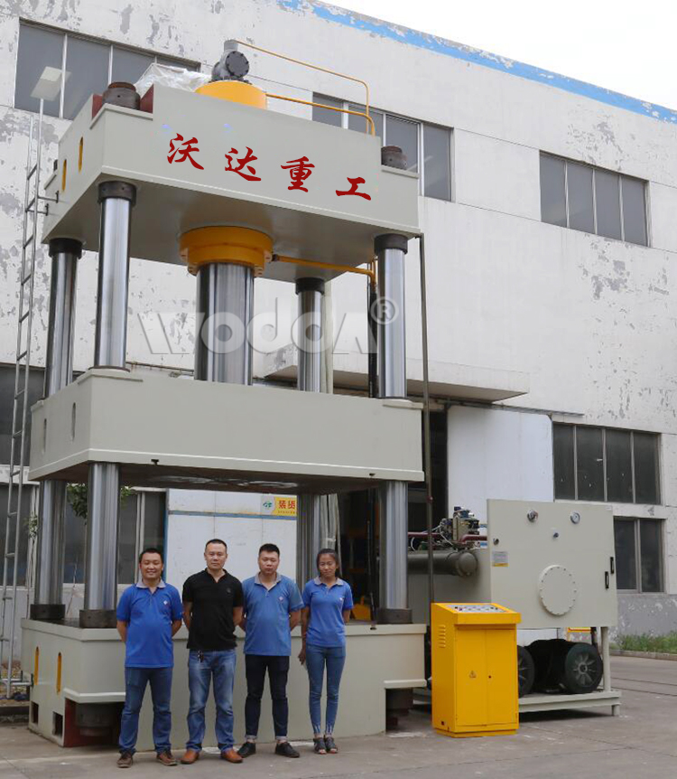 三梁(liáng)四柱液(ye)壓機