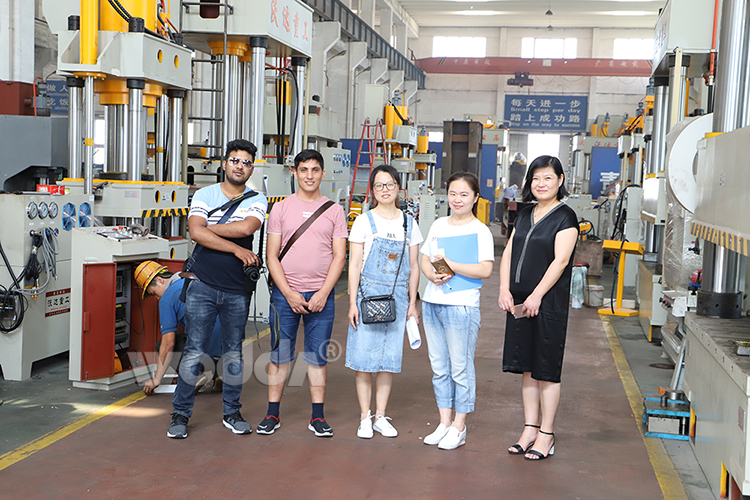 四梁四(si)柱液壓機