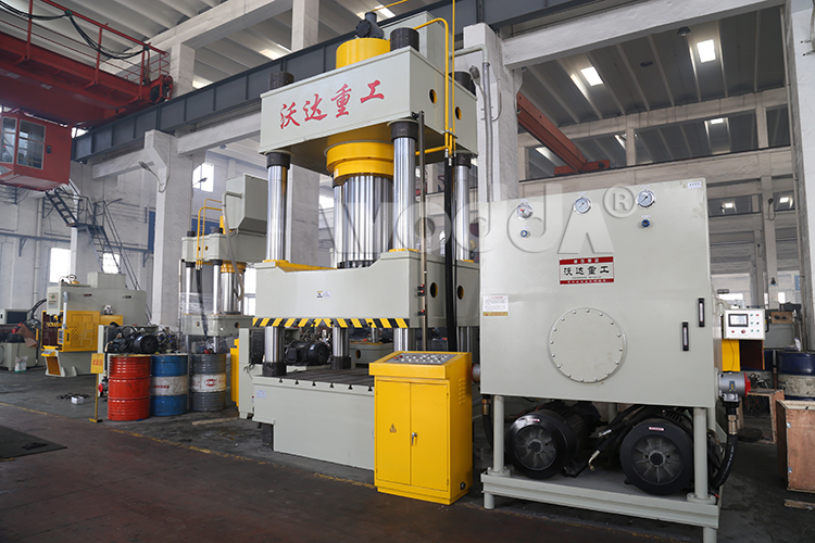 三梁四柱(zhù)液壓機