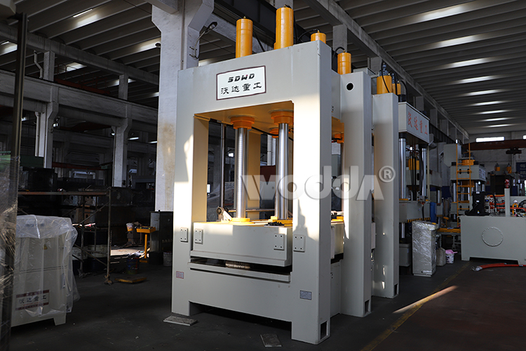 龍(lóng)門框架式(shì)液壓機