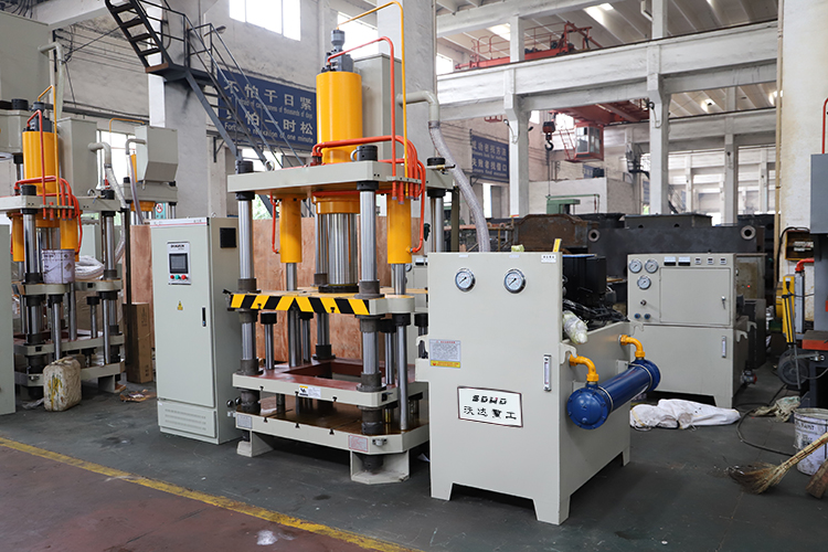 100T四梁四柱液(ye)壓機