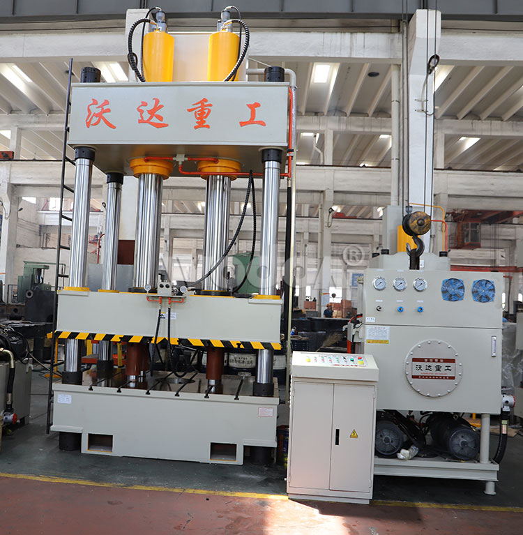 大噸位四(sì)柱液壓機