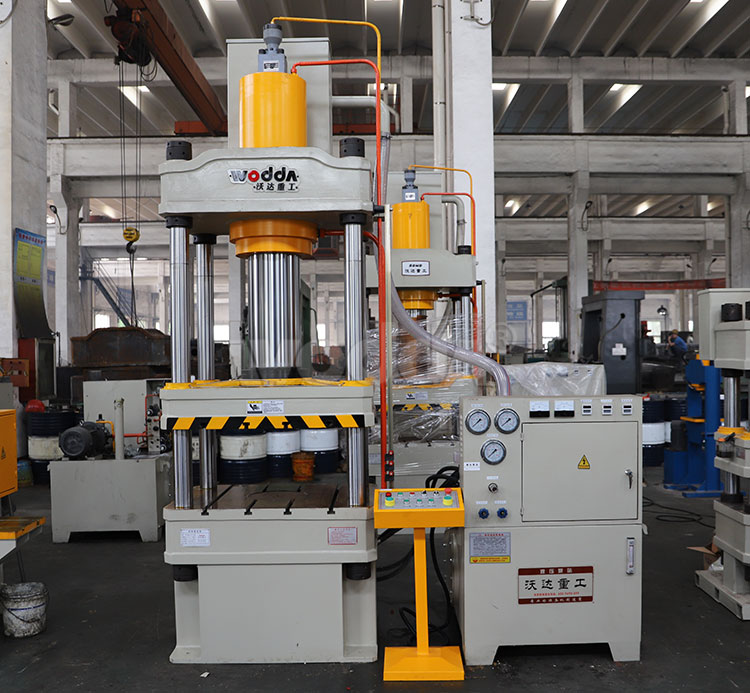 三(sān)梁四柱(zhù)液壓機(jī)