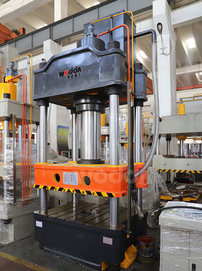 63t小型四(sì)柱液壓(ya)機實景(jǐng)拍攝