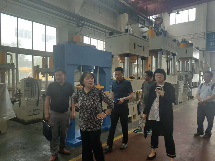 中(zhong)國機床工(gōng)業聯合會(hui)李冬茹副(fù)秘書長來(lái)沃達重工(gōng)考察