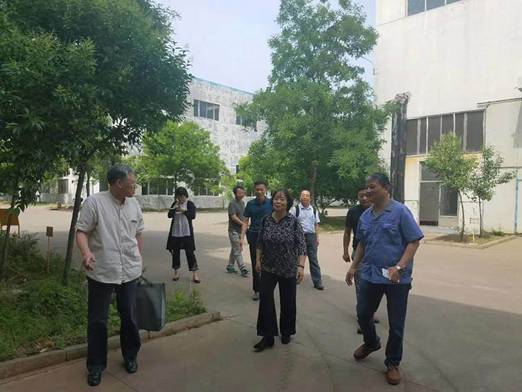 北京一(yī)機劉宇淩(ling)總工程師(shī)來沃達液(yè)壓機考察(chá)