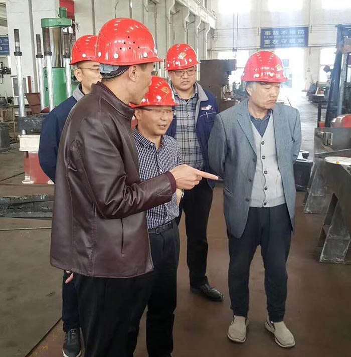 劉總(zong)與交大教授(shòu)交流