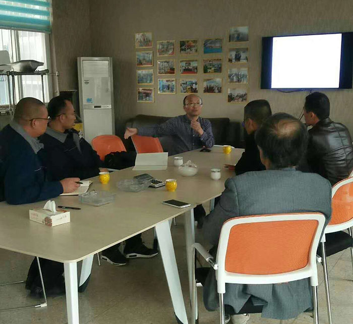 沃達液壓(ya)機技術人員(yuán)與上海交大(da)教授深入溝(gōu)通