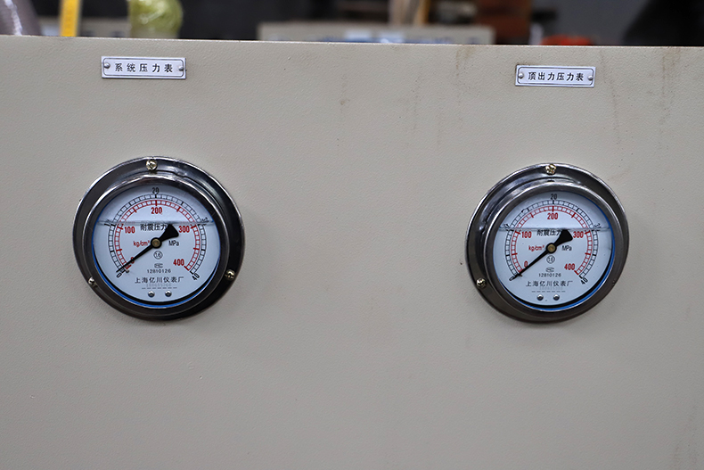 四柱三梁液壓(ya)機油表