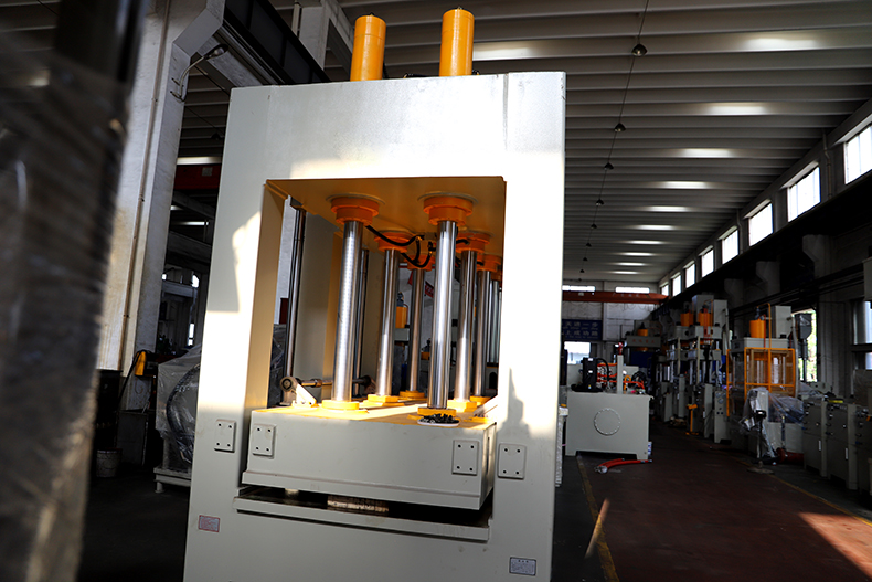 建(jian)築隔溫新型材(cái)料成型機