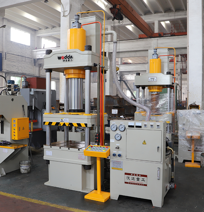 密胺(an)餐具熱壓(yā)成型液壓(yā)機實拍