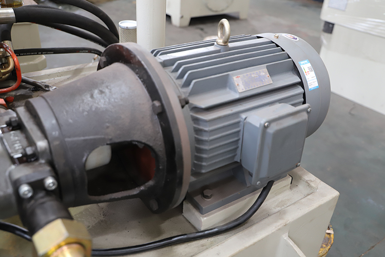 密胺(àn)餐具熱壓(ya)成型液壓(yā)機油泵