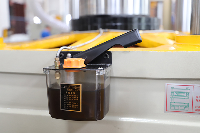 密胺餐具(ju)熱壓成型(xíng)液壓機郵(you)箱