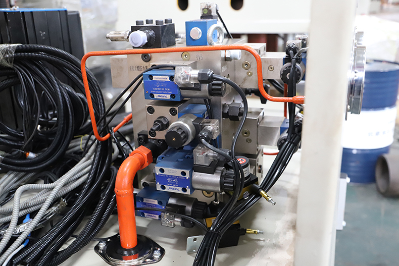 電(diàn)磁爐隔熱圈液壓(ya)機