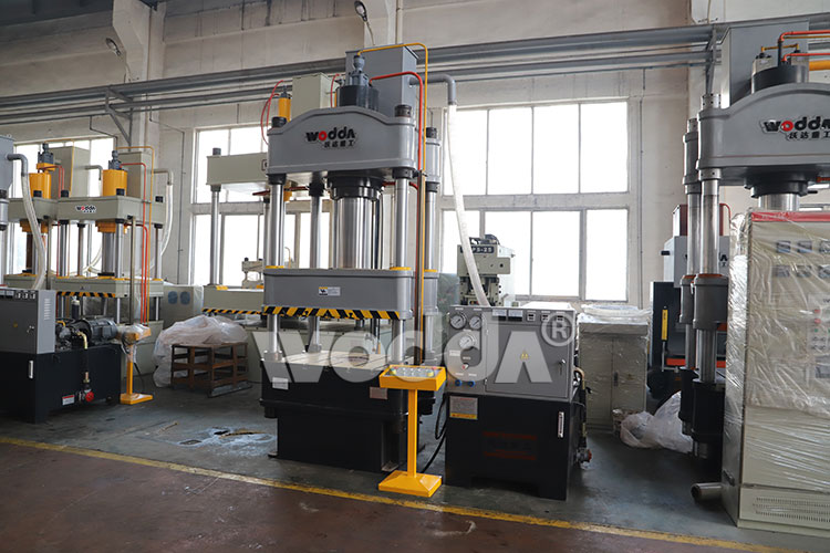 200T三梁(liáng)四柱液壓機(jī)