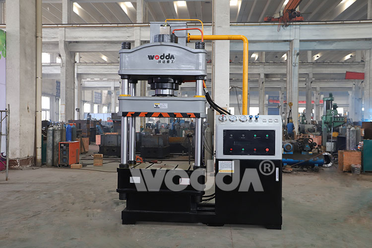 200噸(dun)四柱液(ye)壓機