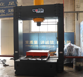 400噸龍門(mén)液壓機