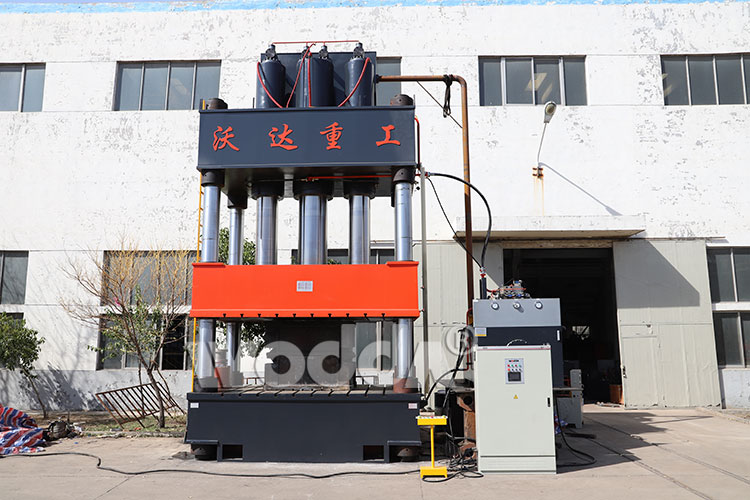 1800T三梁四(si)柱液壓機