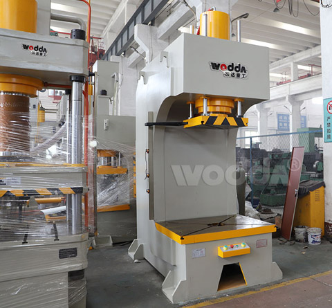 單柱(zhu)導軌液壓機