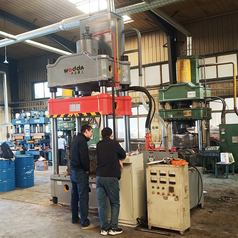 315噸國标三梁(liáng)四柱液壓機(jī)