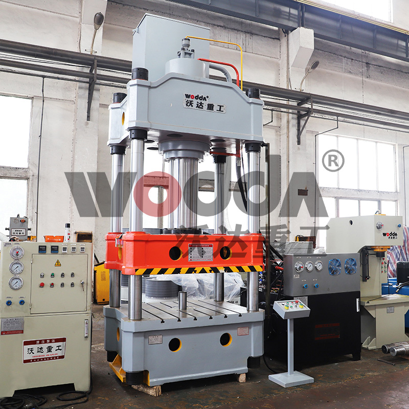 四柱油(yóu)壓機