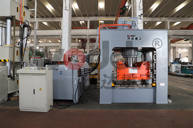 315噸框(kuang)架液壓機