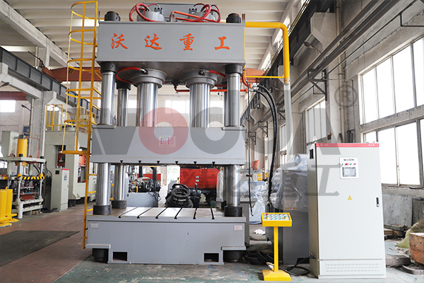 三梁四柱(zhù)液壓機價(jia)格