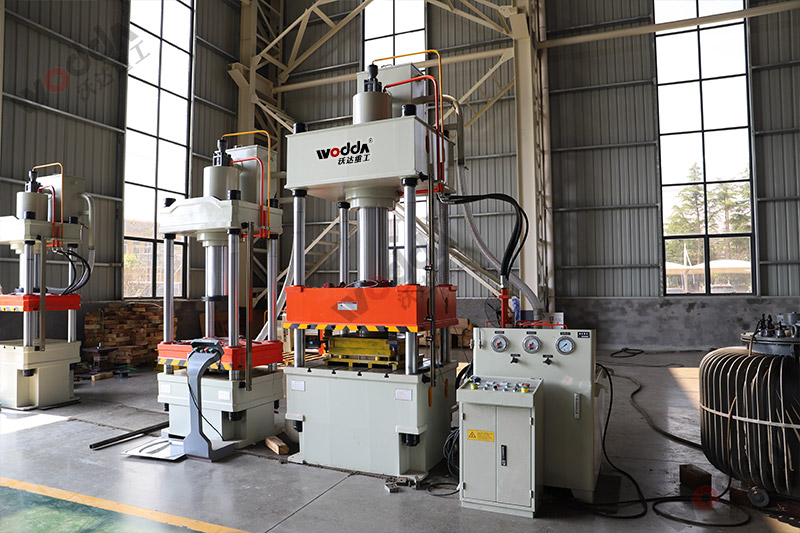 200噸不(bú)鏽鋼蓋闆拉伸(shen)液壓機