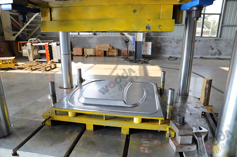 200噸不鏽鋼蓋闆(pan)拉伸液壓機模(mó)具