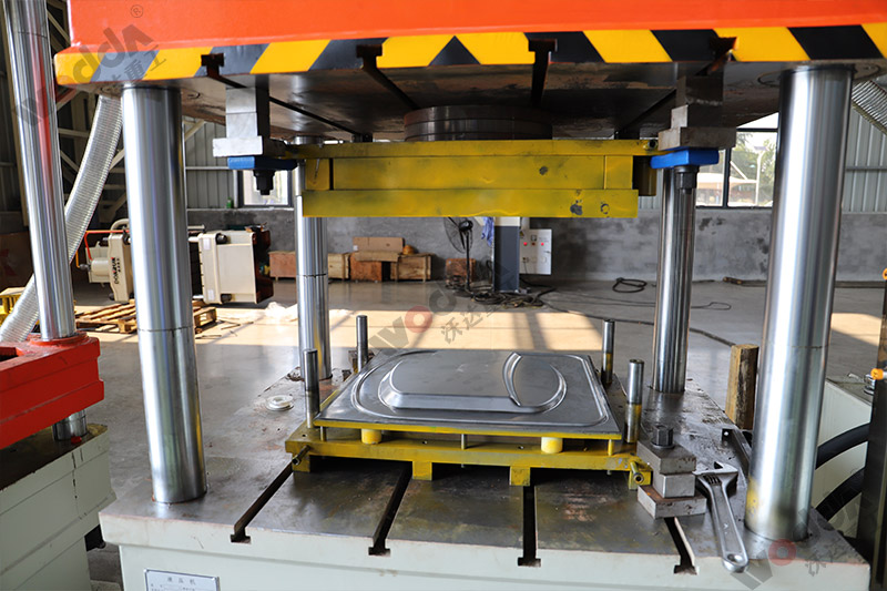 200噸不(bu)鏽鋼蓋闆拉伸(shēn)液壓機模具