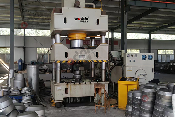 500噸不鏽(xiu)鋼封頭(tóu)拉伸液(yè)壓機