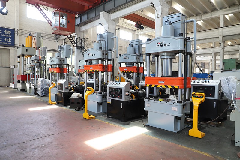 200噸汽(qi)車配件拉伸液(ye)壓機