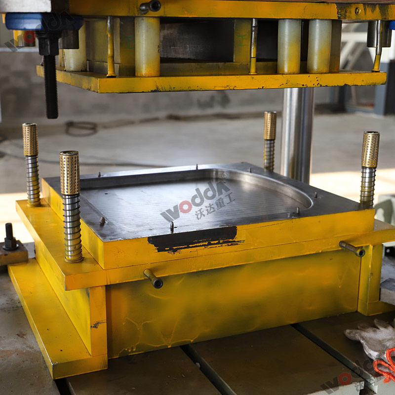 不鏽(xiù)鋼闆材拉(lā)伸機模具(jù)