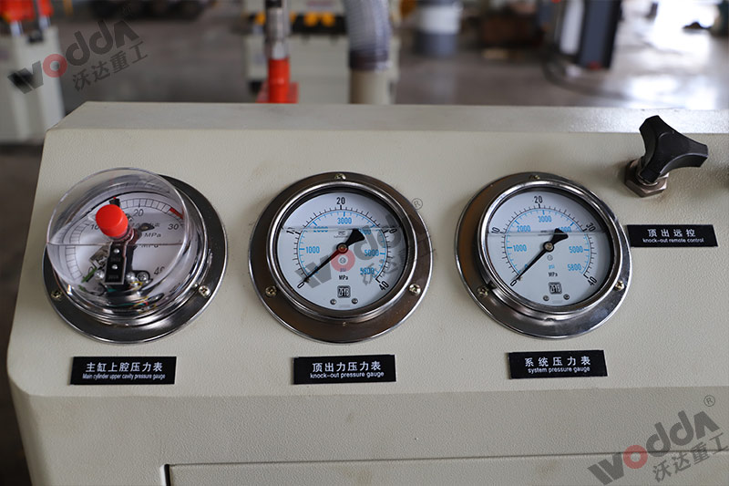 100噸三梁四(si)柱液壓機壓力(lì)表