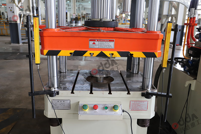 100噸三梁四柱液(ye)壓機工作台