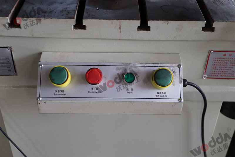 100噸三梁(liáng)四柱液壓機按(àn)鈕