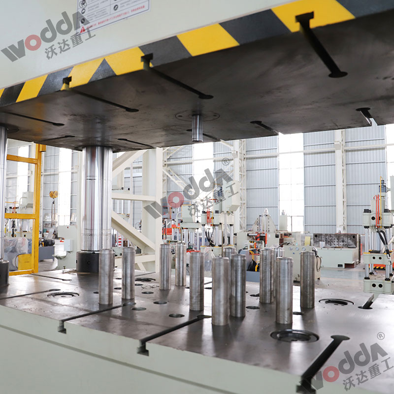 液(yè)壓機多頂(dǐng)杆