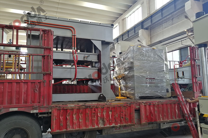 不鏽鋼(gang)托盤拉(lā)伸液壓(yā)機裝車(chē)發貨