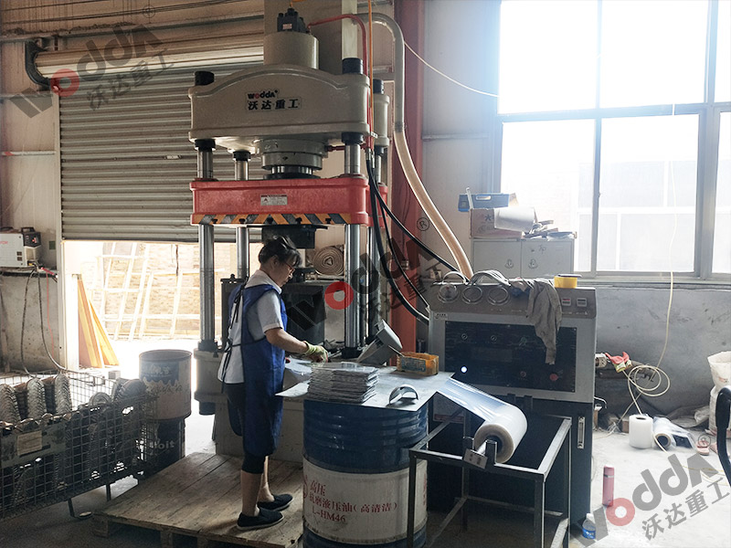 薄闆拉(lā)伸液壓機