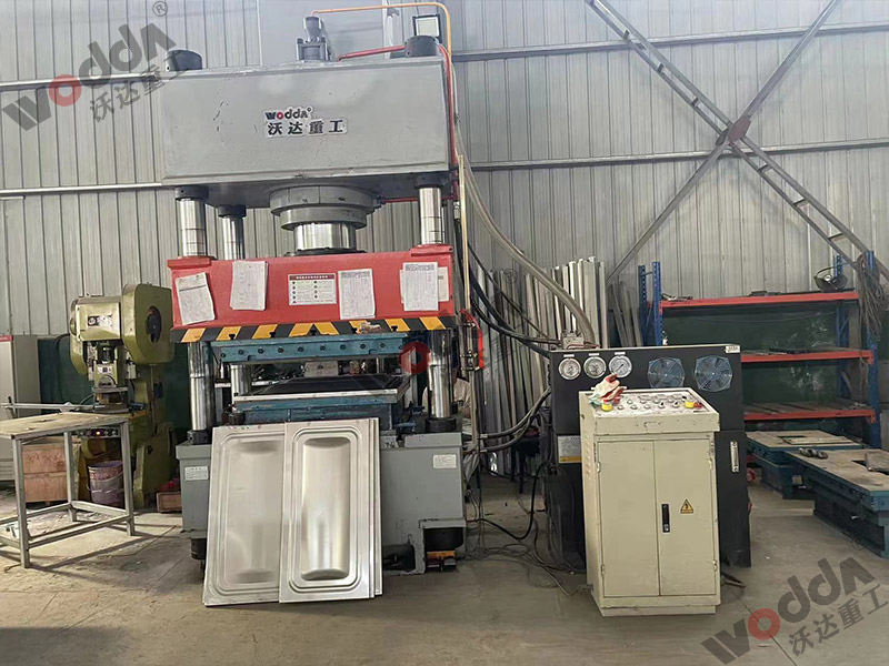 400噸巧克(kè)力水箱闆(pǎn)拉伸液壓(yā)機