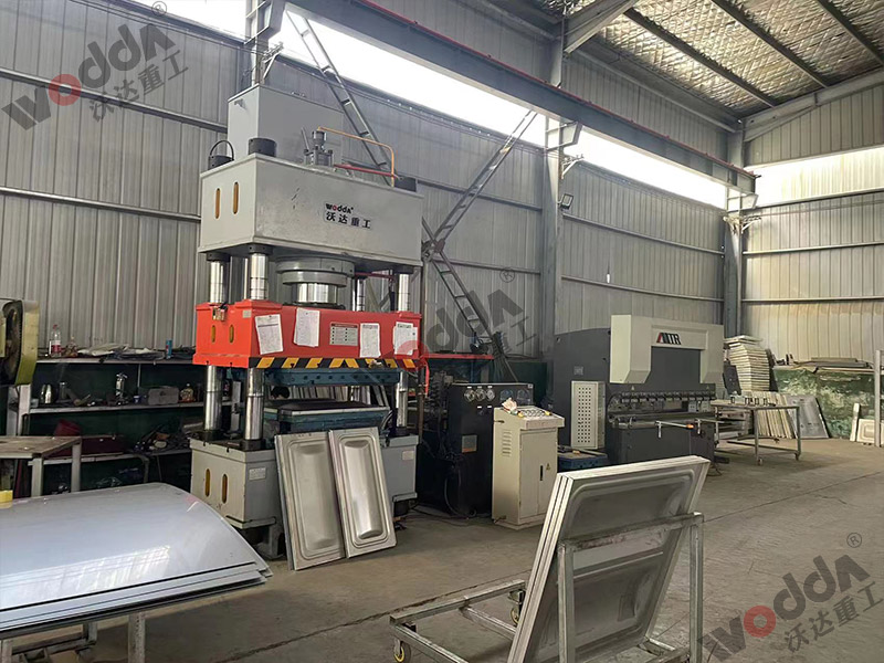 400噸巧(qiǎo)克力水箱(xiāng)闆拉伸液(yè)壓機