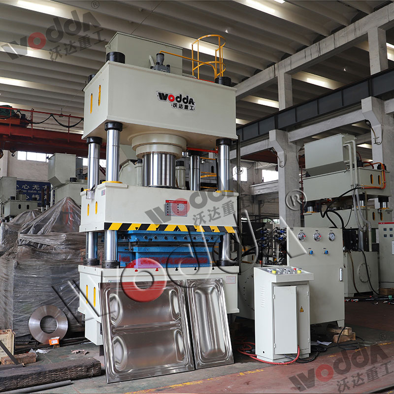 400噸不鏽(xiu)鋼水箱(xiang)成型液(ye)壓機