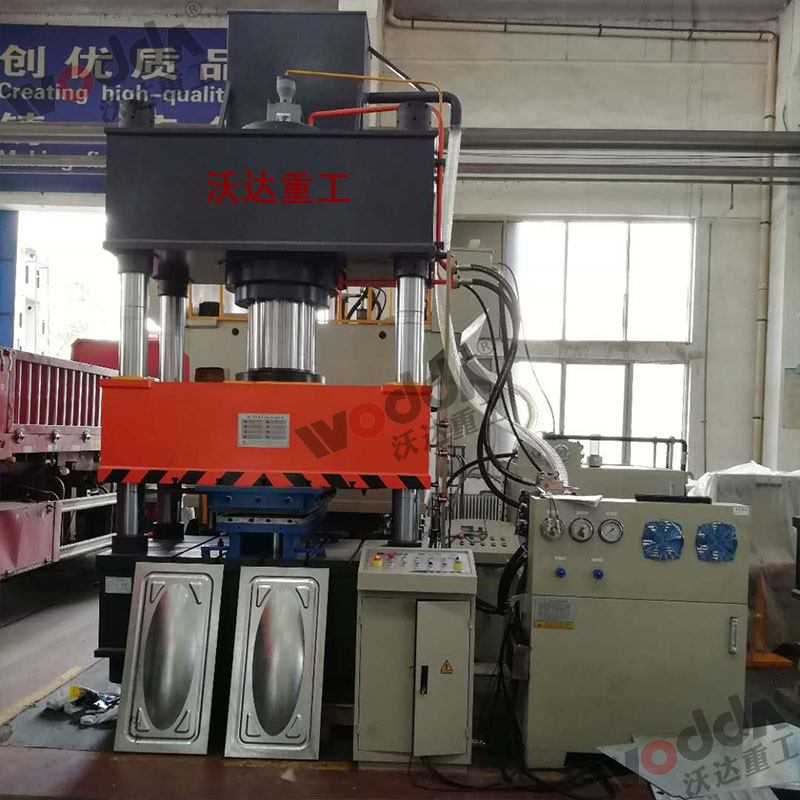 400噸不鏽(xiù)鋼水箱(xiang)成型液(ye)壓機