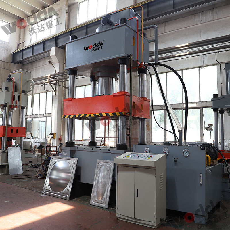 500噸不鏽(xiù)鋼水箱(xiang)成型液(ye)壓機