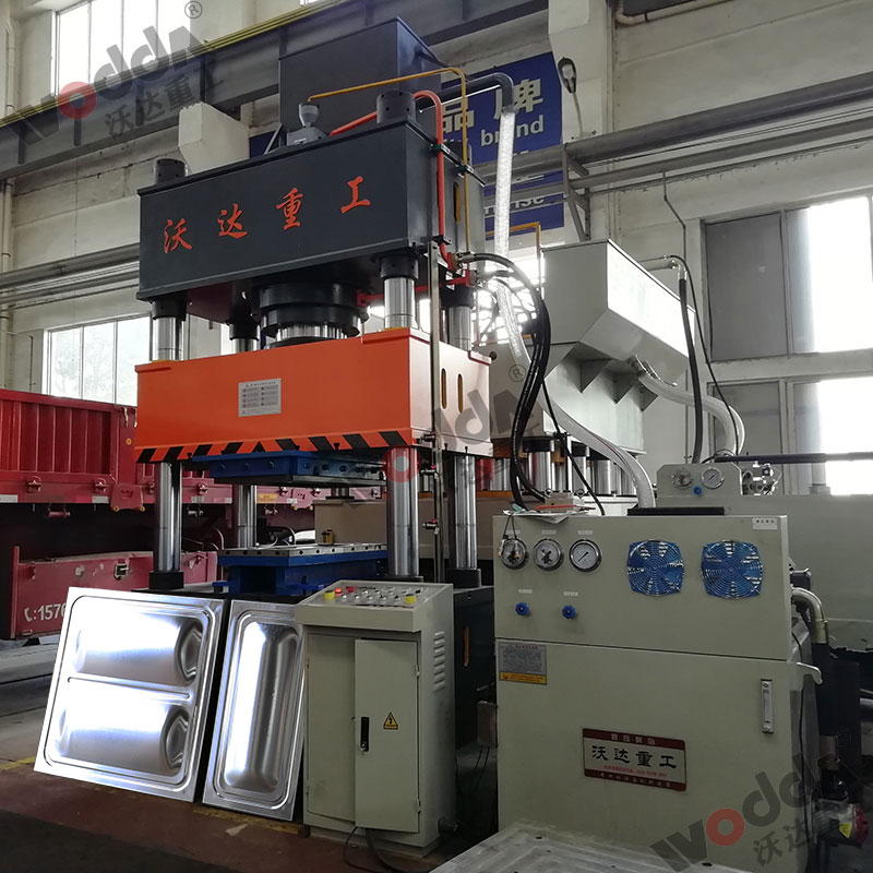 400噸不(bu)鏽鋼水箱拉(lā)伸液壓機