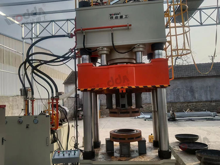 800噸封頭(tou)液壓機(ji)