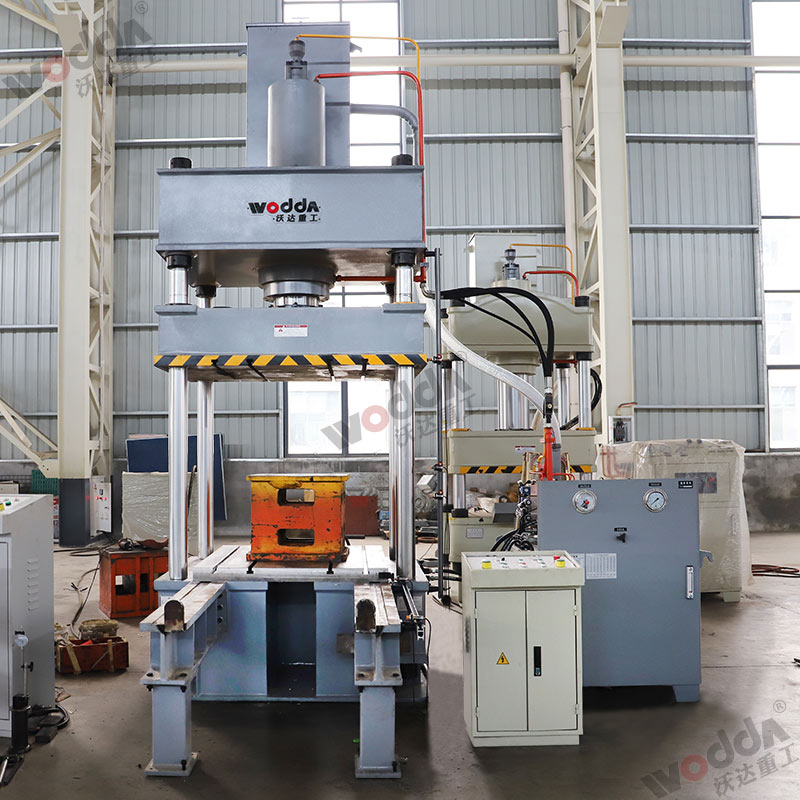 200噸四(sì)柱拉伸(shen)液壓機(jī)