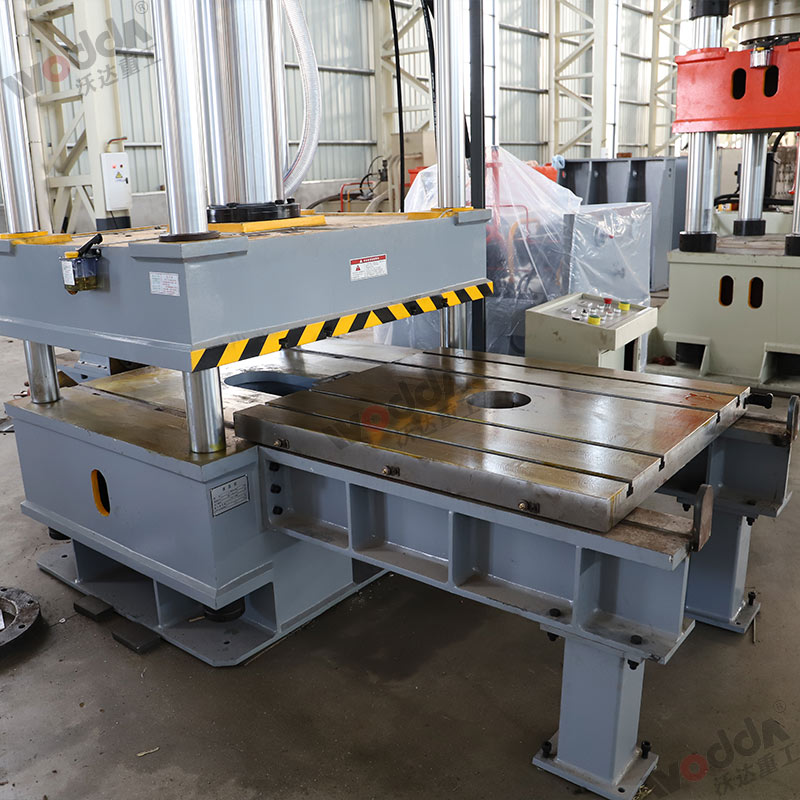 200噸移動(dong)工作台(tai)液壓機(ji)